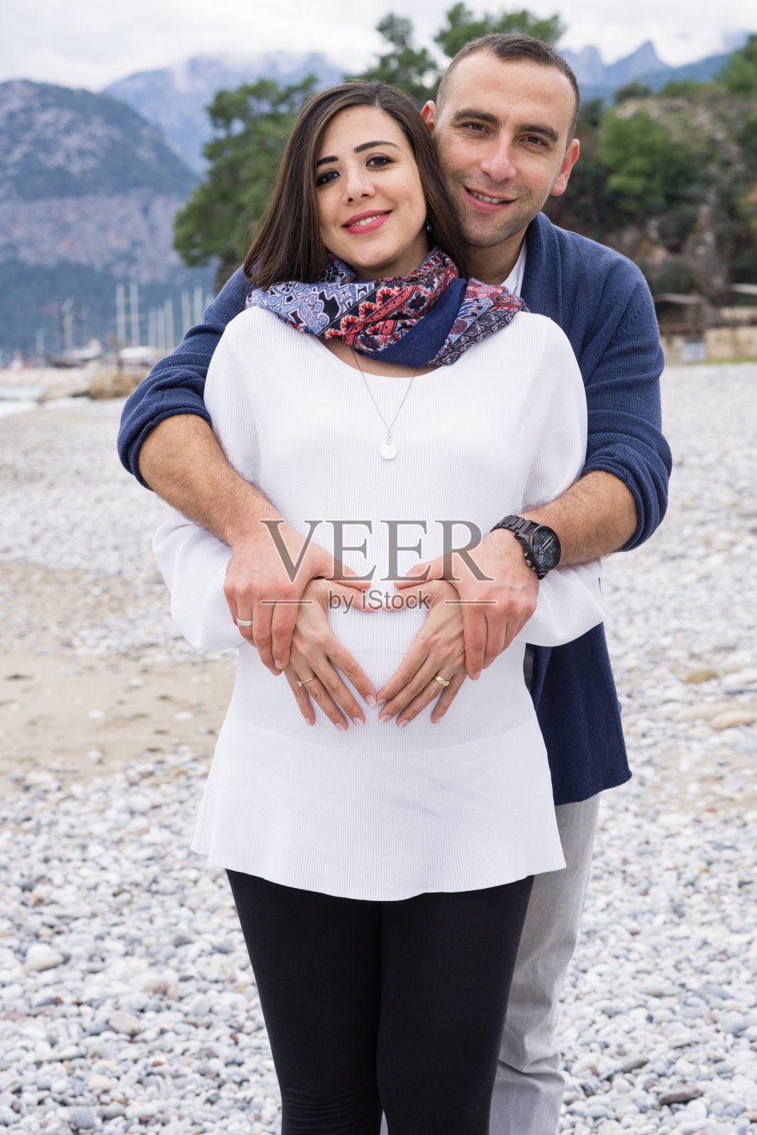 两只手放在怀孕的肚子上照片摄影图片