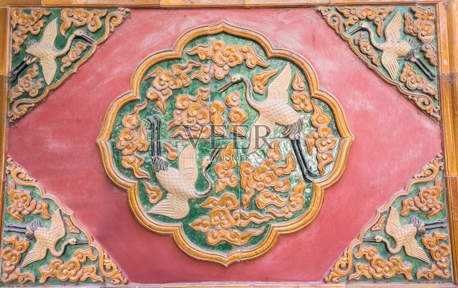紫禁城红墙上的雕花鹤照片摄影图片