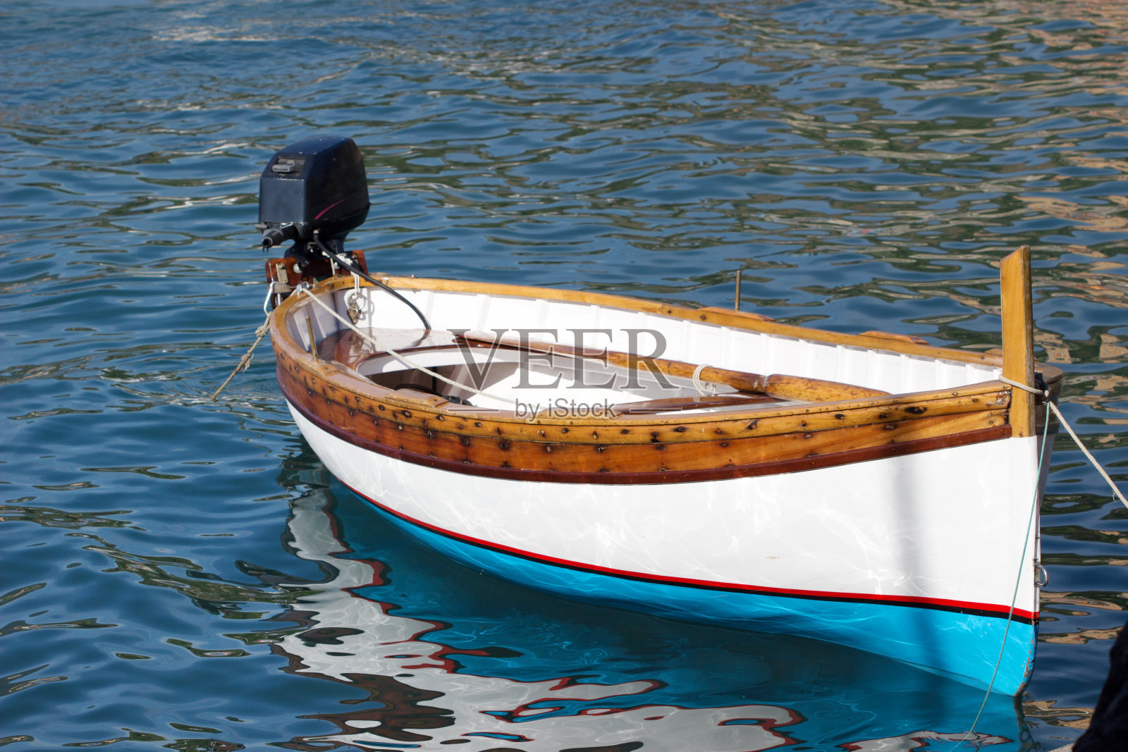 水上的小船。照片摄影图片