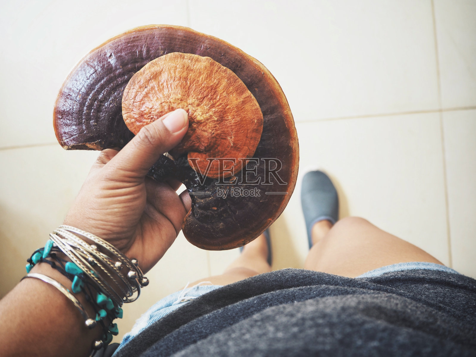 灵芝蘑菇与鞋子的合影照片摄影图片