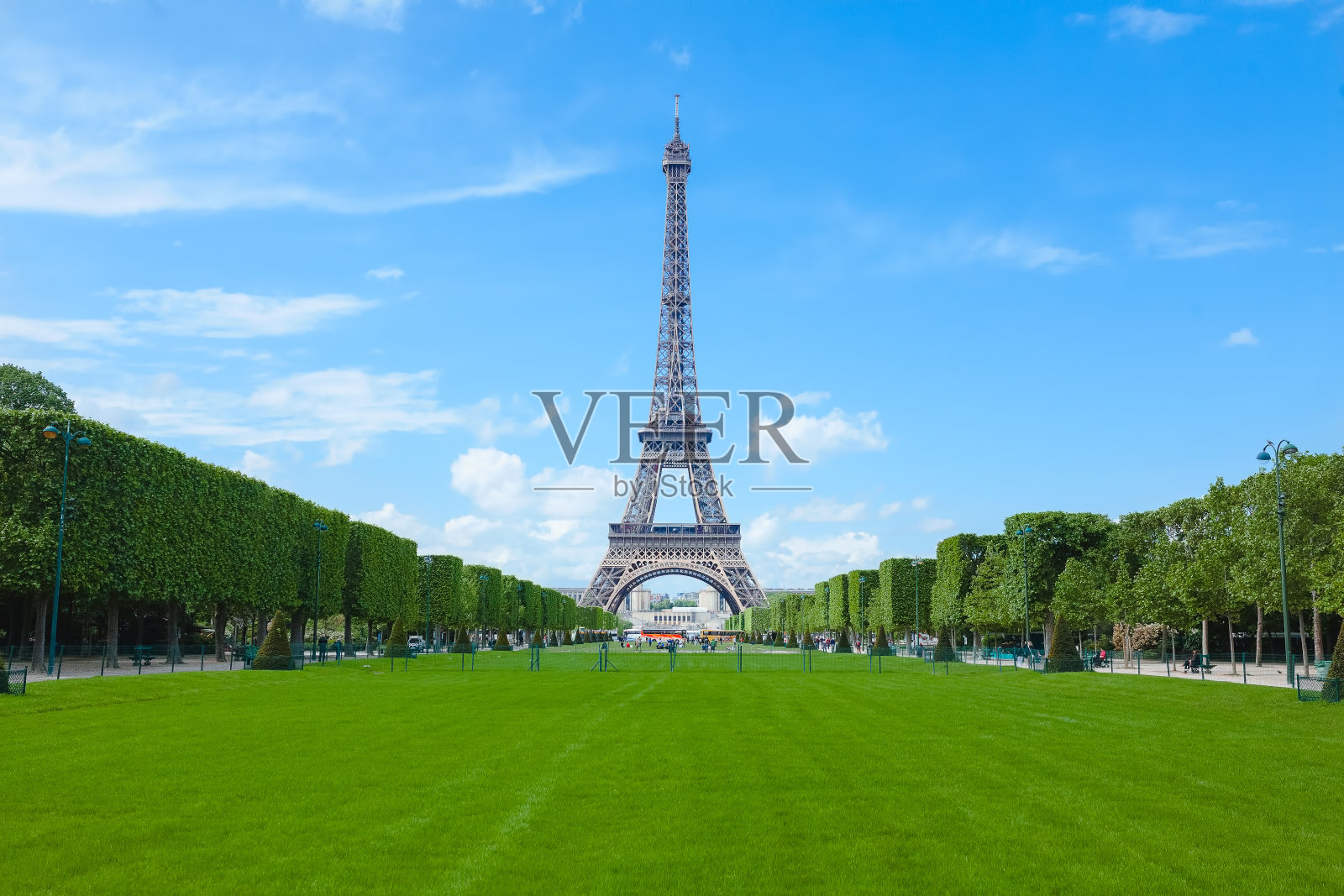 图为阳光明媚的埃菲尔铁塔。巴黎。法国。照片摄影图片