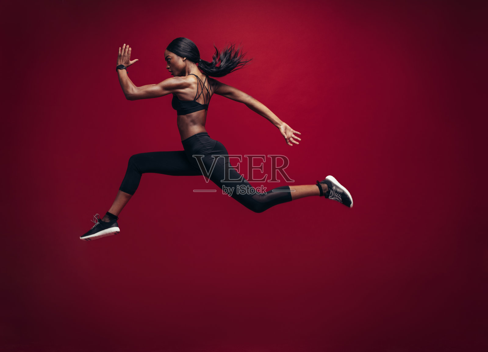 女运动员跑步和跳高照片摄影图片