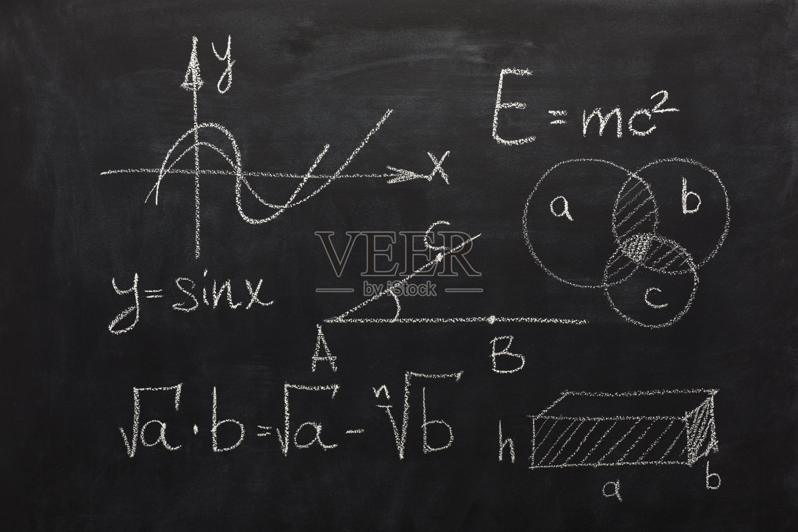 黑色黑板上的数学公式照片摄影图片