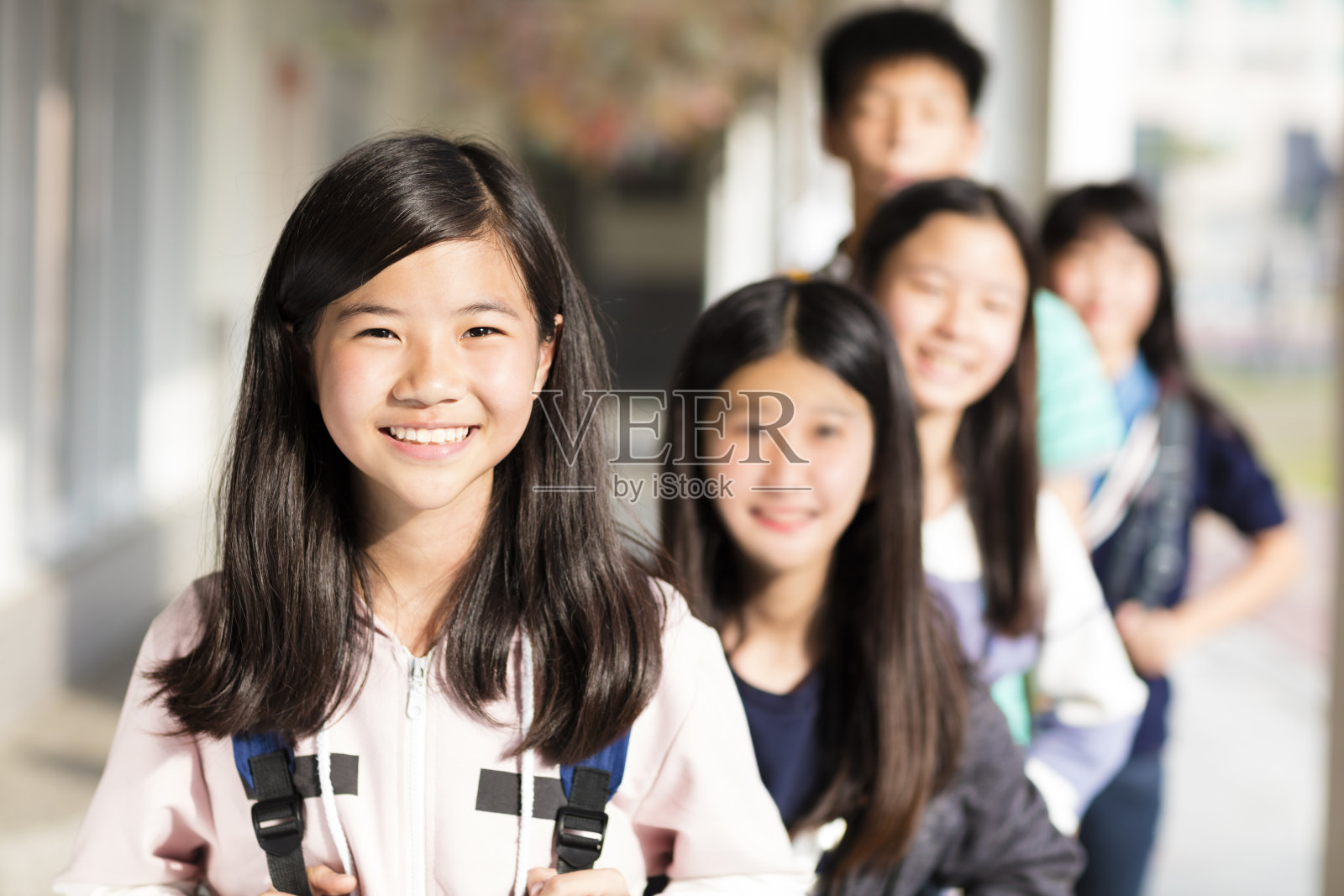 一群十几岁的学生站在教室前照片摄影图片