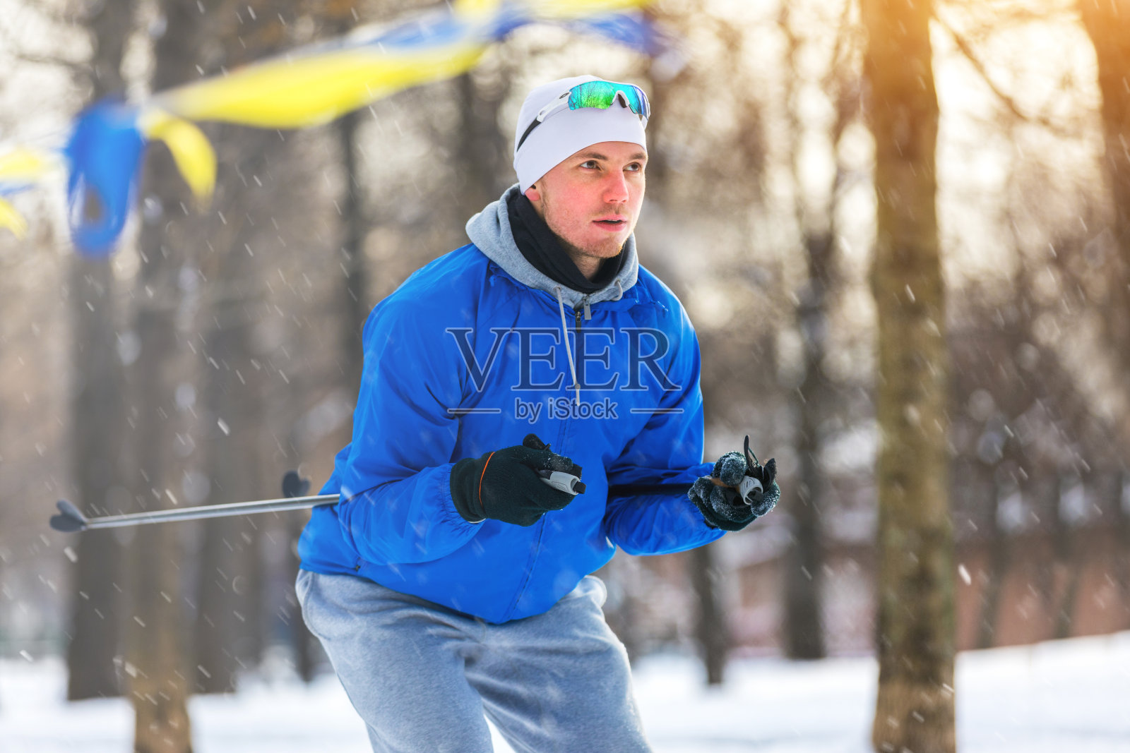 滑雪者参加比赛照片摄影图片