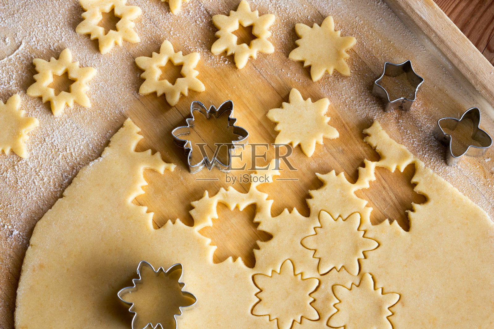 准备传统林泽圣诞饼干-切割星星形状照片摄影图片