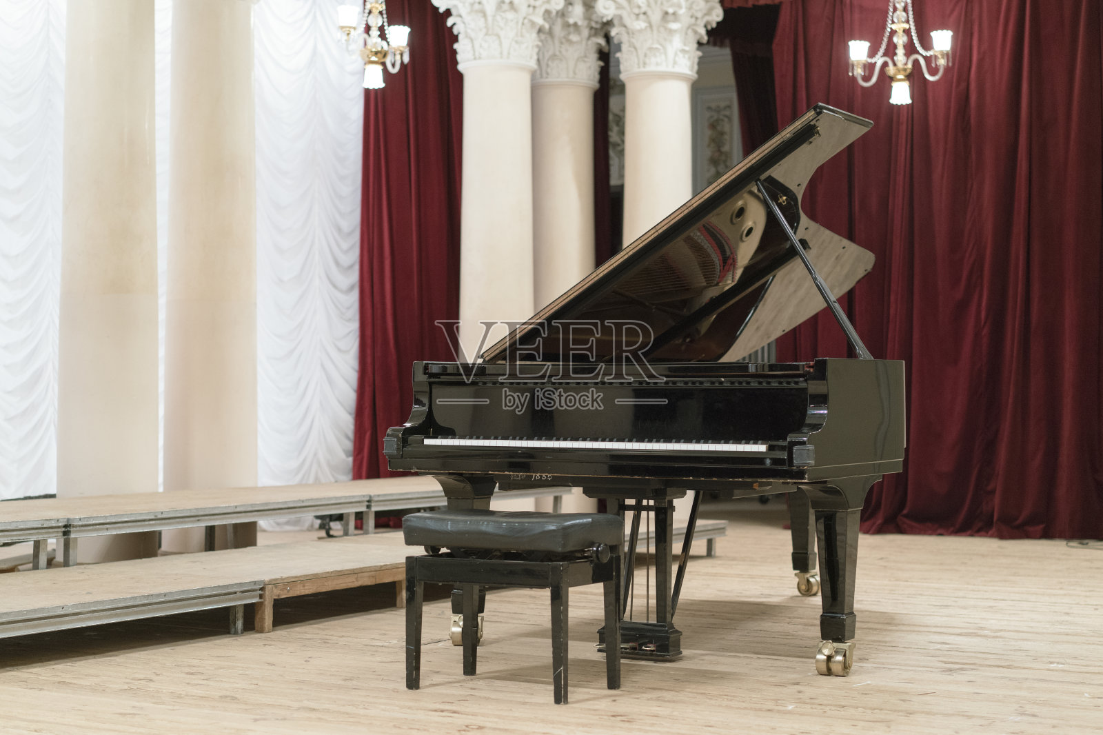 舞台上的黑色大钢琴照片摄影图片