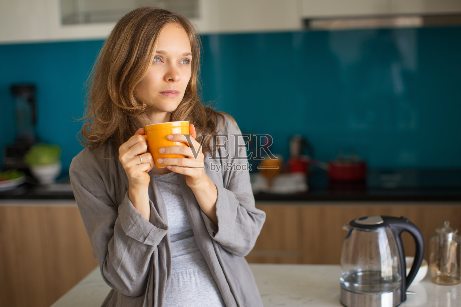 沉思的漂亮女人在早上喝茶照片摄影图片