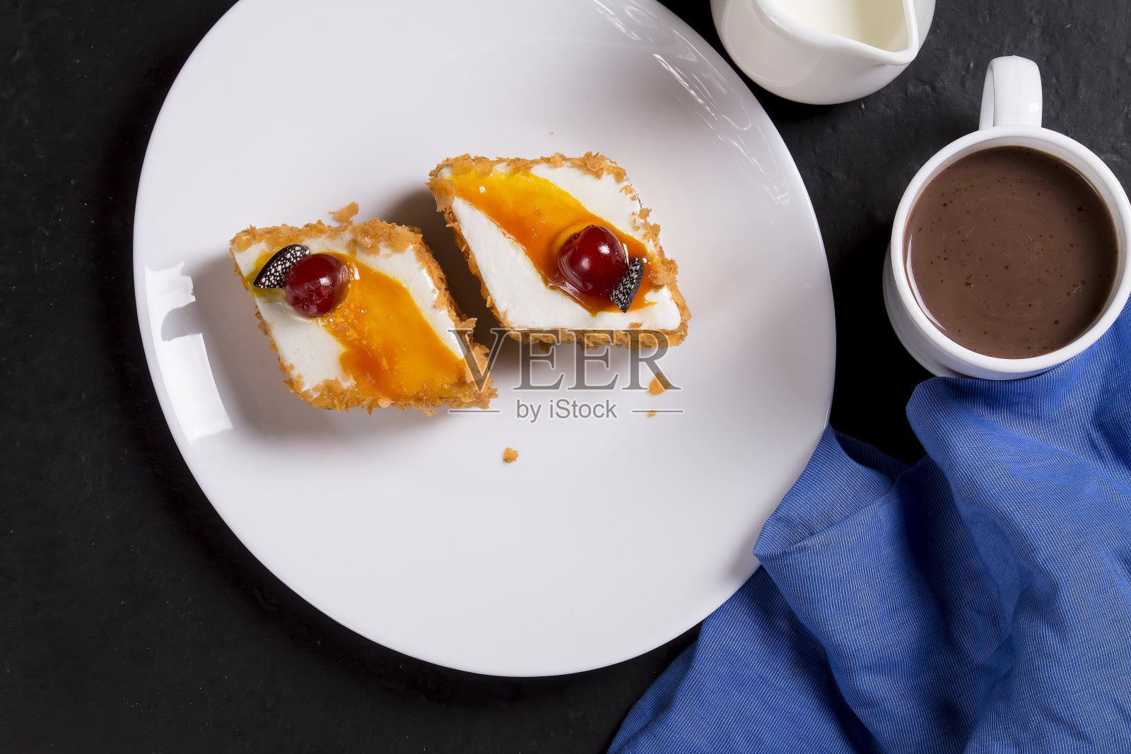白色盘子上装饰樱桃的脆饼蛋糕。木制背景。照片摄影图片