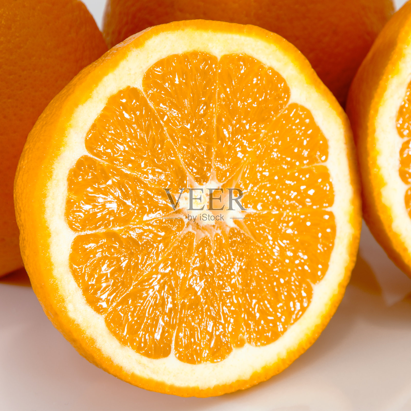 特写新鲜切橙，橙片。照片摄影图片