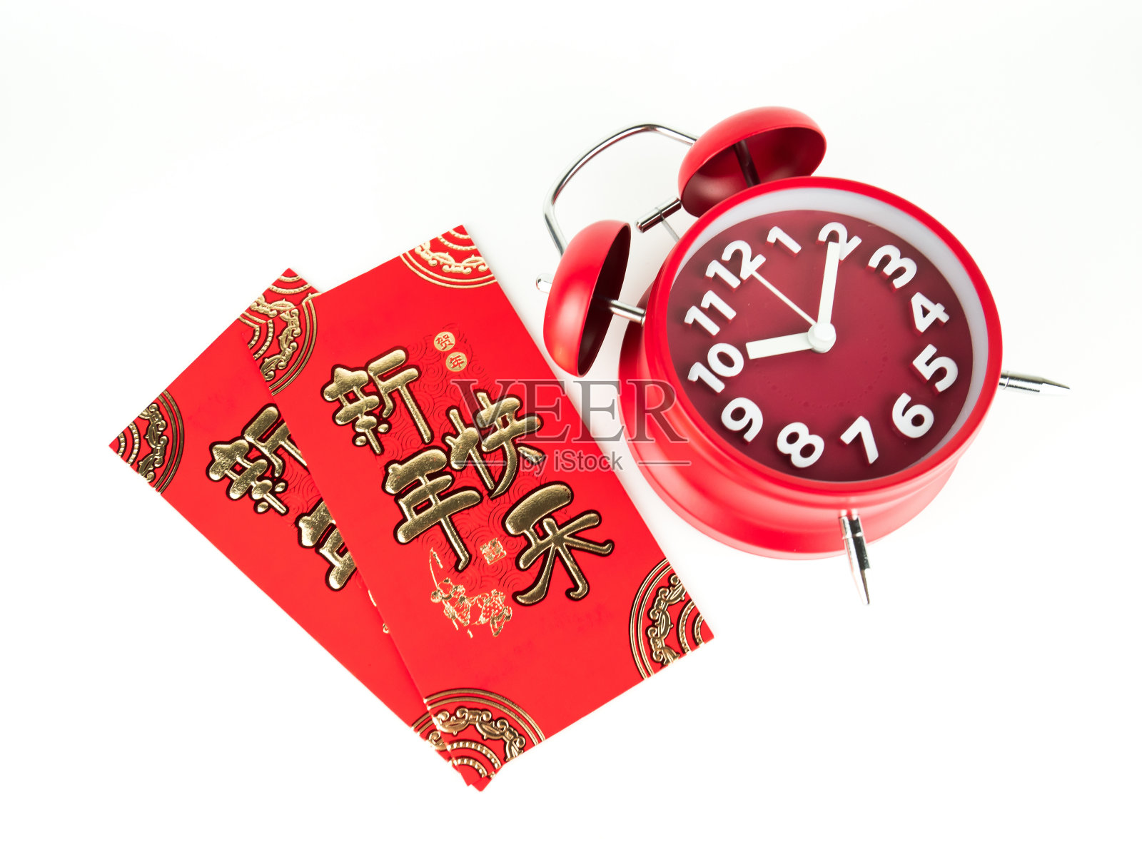 白色背景上孤立的红包和红色闹钟作为春节礼物。信封上的中文文字寓意春节快乐照片摄影图片