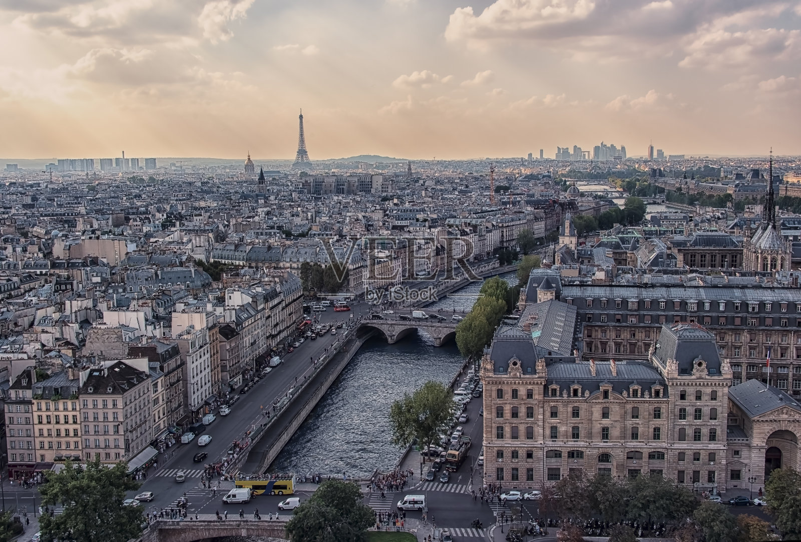 从巴黎圣母院俯瞰巴黎照片摄影图片