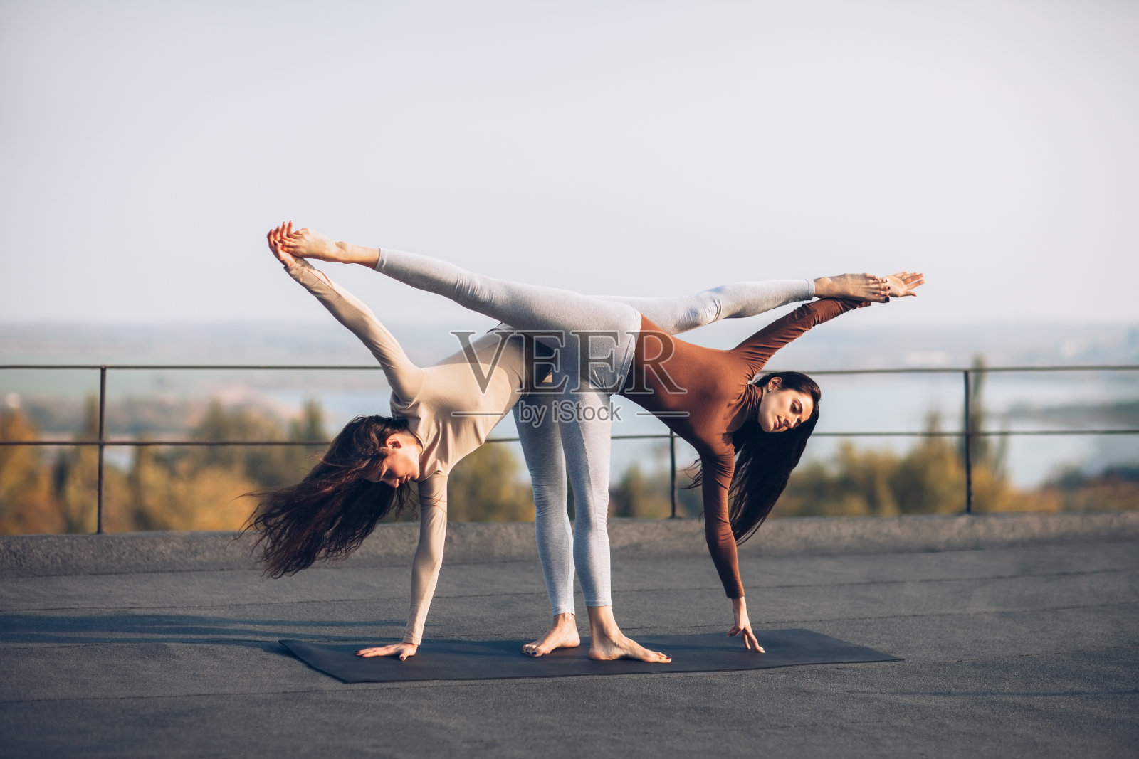 两个美丽的女人做瑜伽体式阿达·钱德拉萨纳照片摄影图片