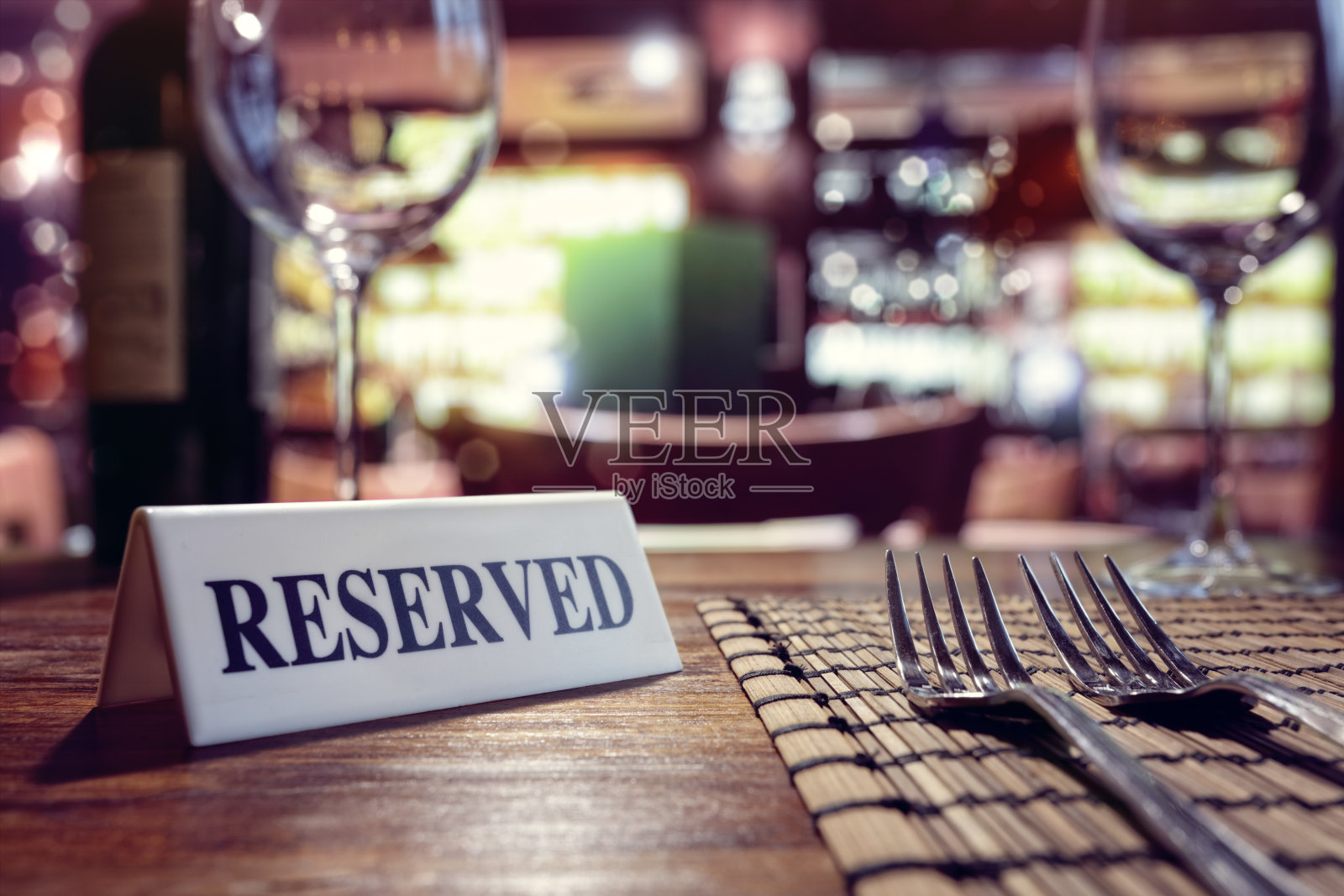 餐厅餐桌上预留的标志与酒吧背景照片摄影图片
