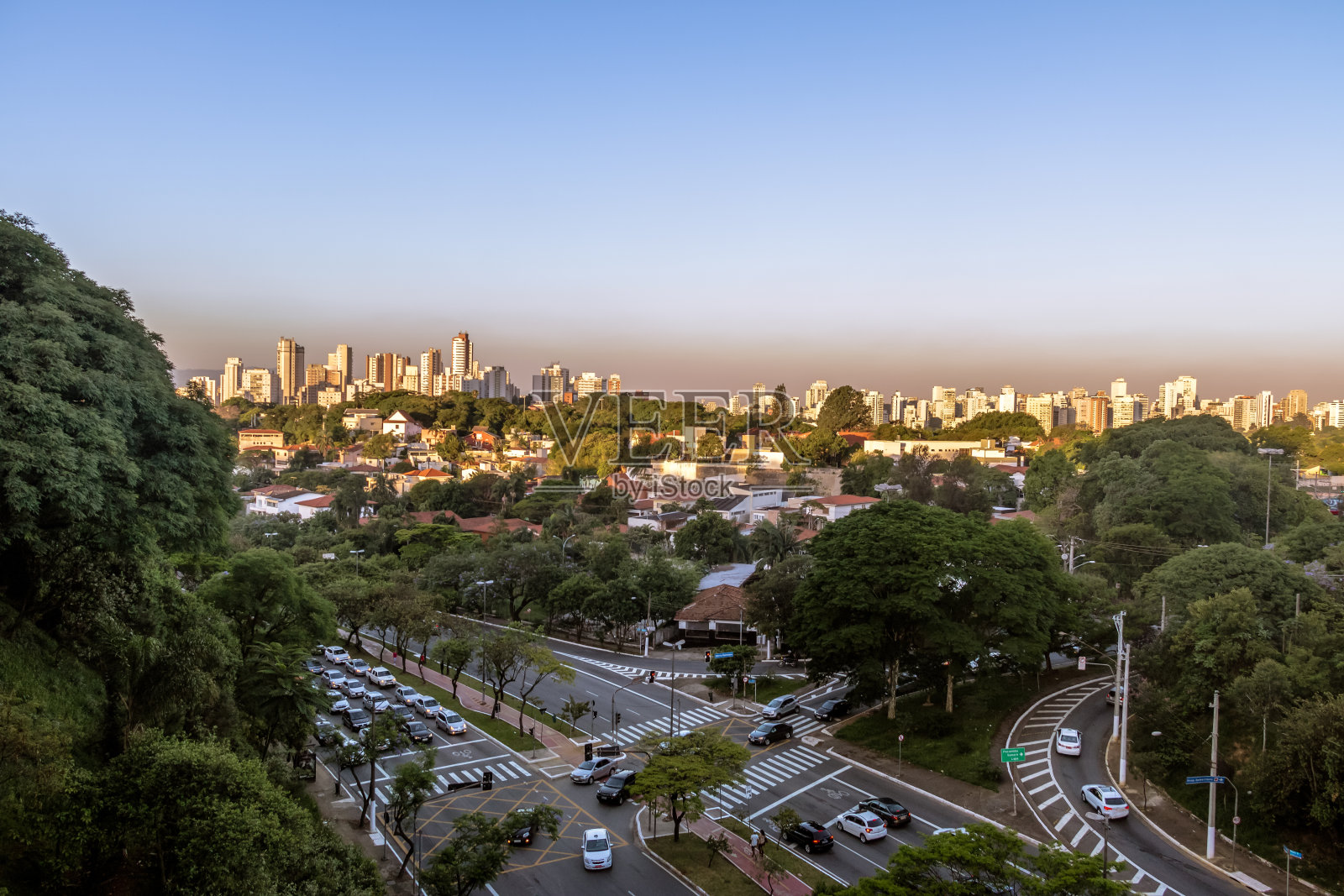 苏马雷大道和鸟瞰苏马雷和Perdizes社区-圣保罗，巴西照片摄影图片