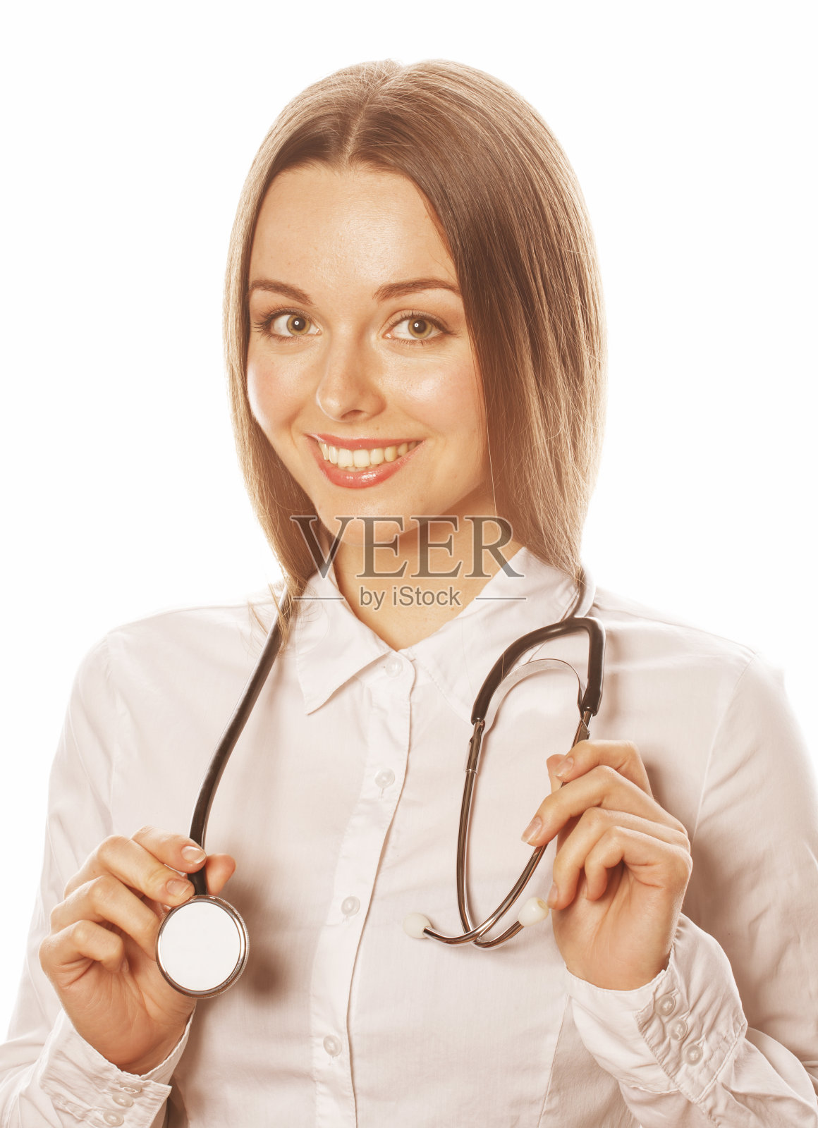 年轻漂亮的女医生，听诊器在白色背景上照片摄影图片