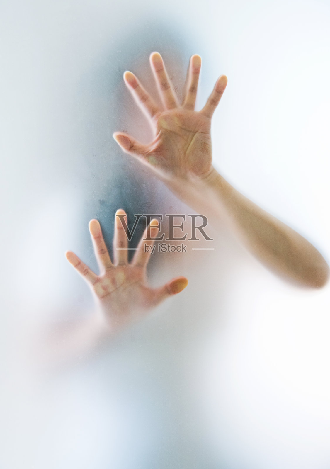 女人的手在磨砂玻璃后面做着恐惧的手势照片摄影图片