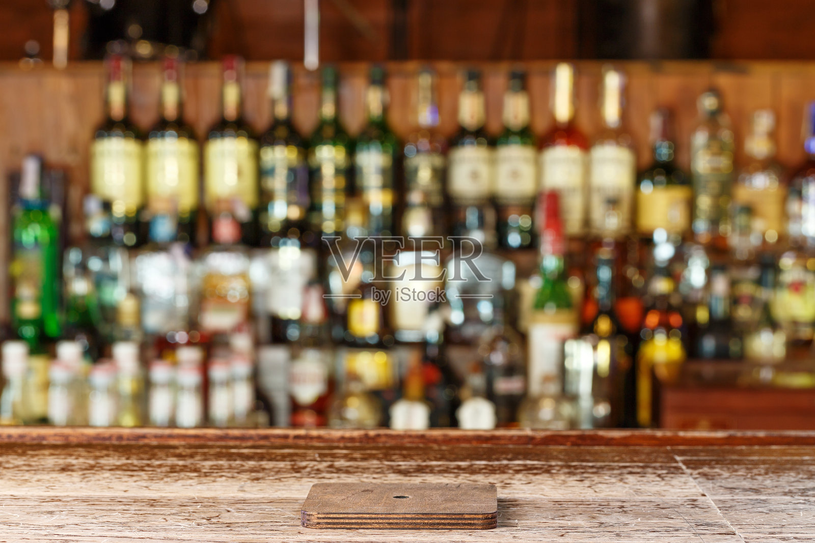 杯垫在模糊的酒吧背景下照片摄影图片