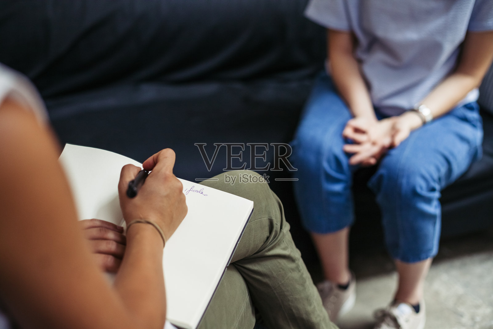 心理治疗，一个女人在工作室和他的心理医生谈话照片摄影图片