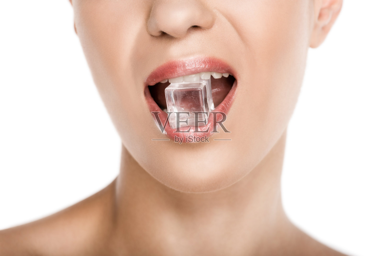 裁剪的诱人的女人拿着冰块在嘴里，孤立在白色照片摄影图片