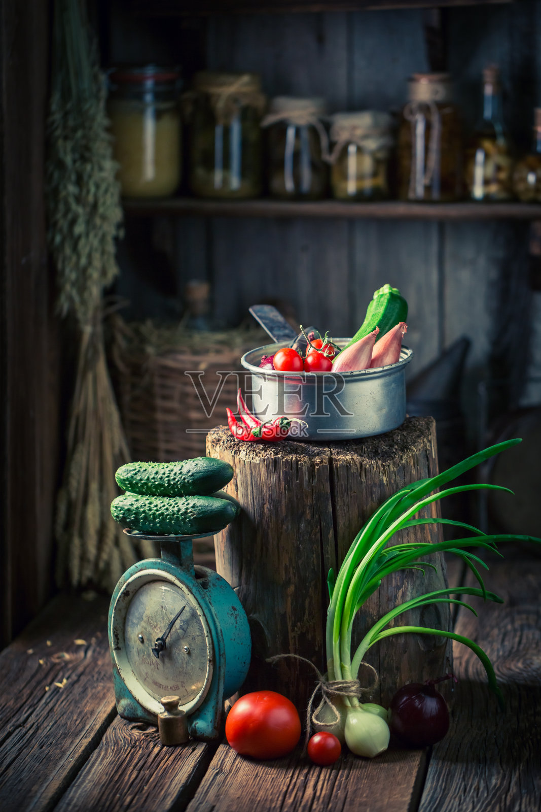 木质地下室，蔬菜和果酱装在罐子里照片摄影图片