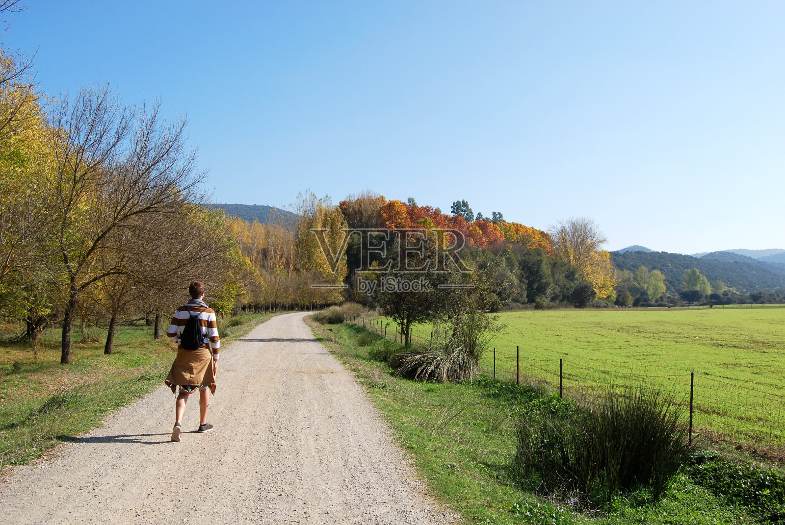 一名年轻人在塞维利亚北佛得角山脉徒步旅行照片摄影图片