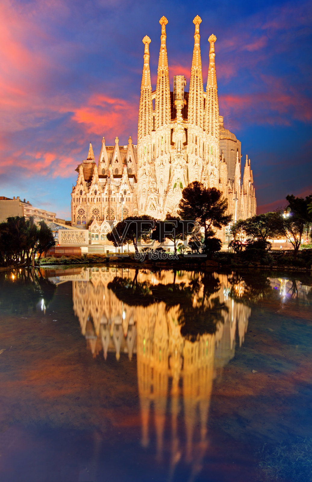 西班牙巴塞罗那——2016年2月10日:巴塞罗那的圣家族大教堂。这幅安东尼·高迪的杰作于1984年被联合国教科文组织列为世界遗产。照片摄影图片