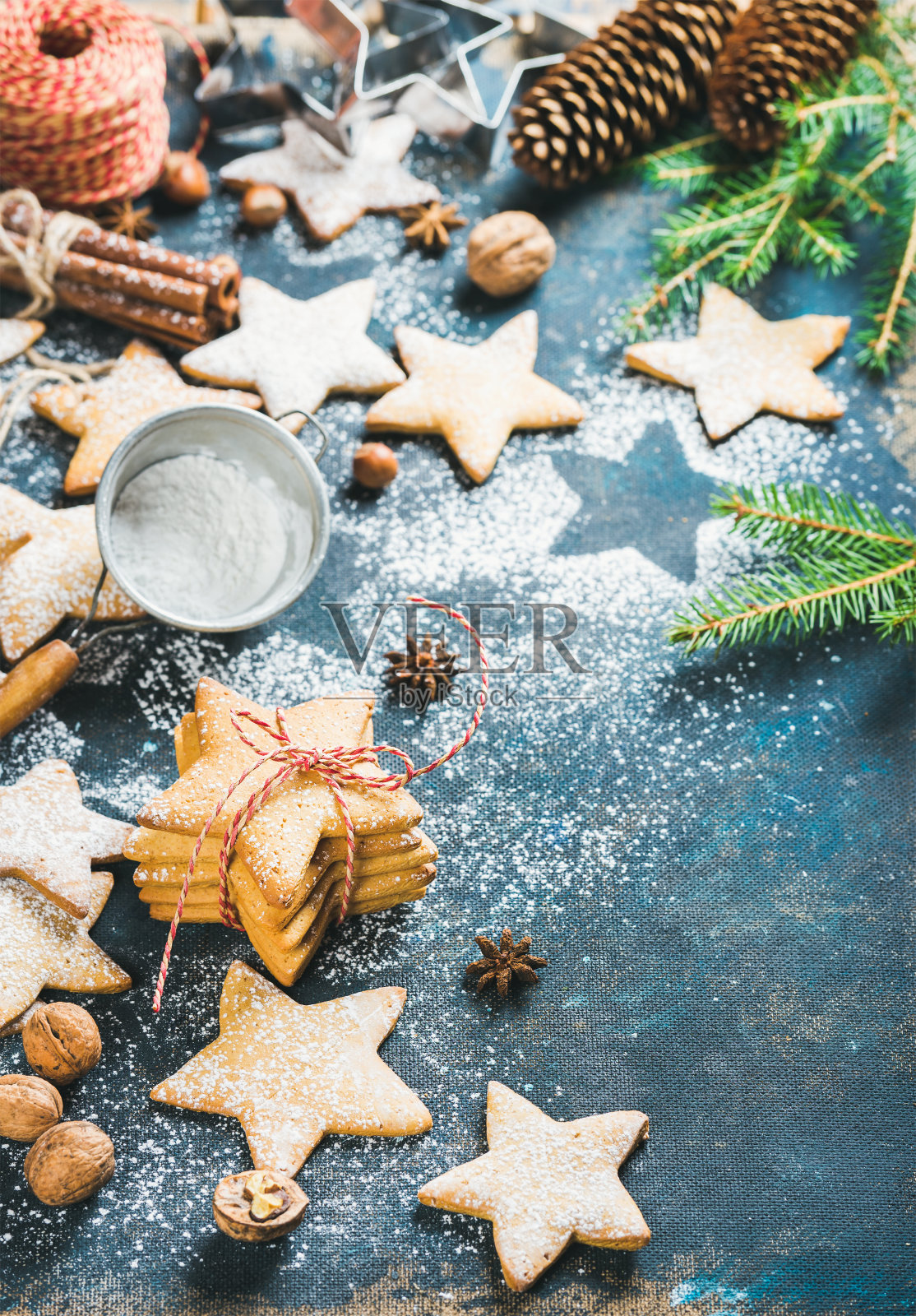 圣诞星星形状的饼干，肉桂，茴香和坚果照片摄影图片