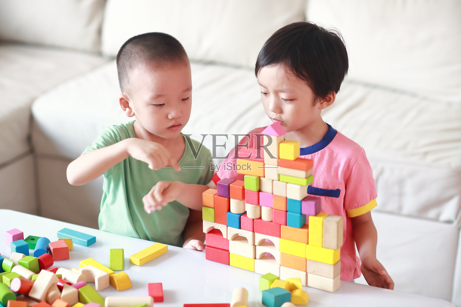 可爱的亚洲儿童玩积木照片摄影图片
