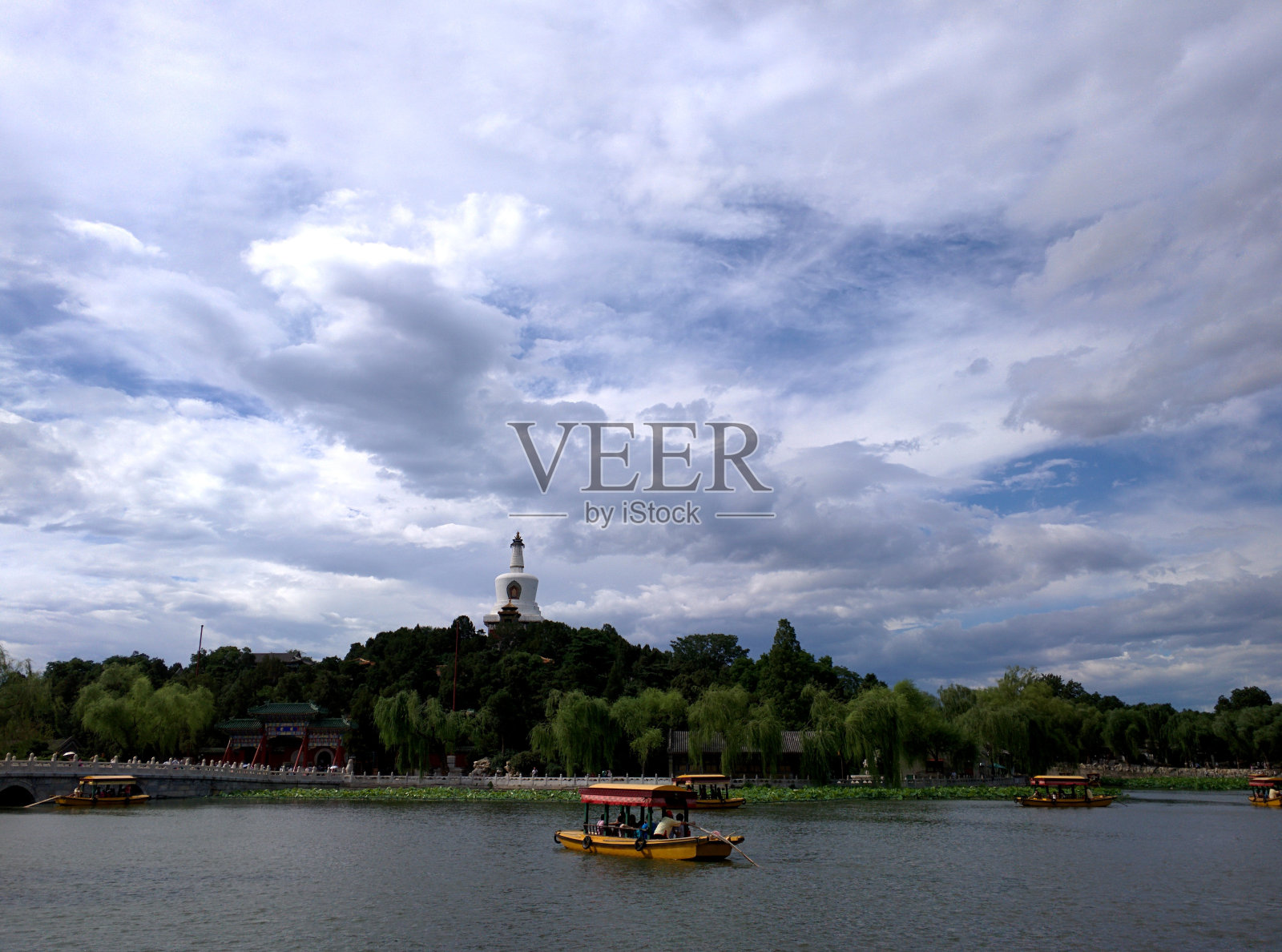 北京北海公园的白塔和船的全景照片摄影图片