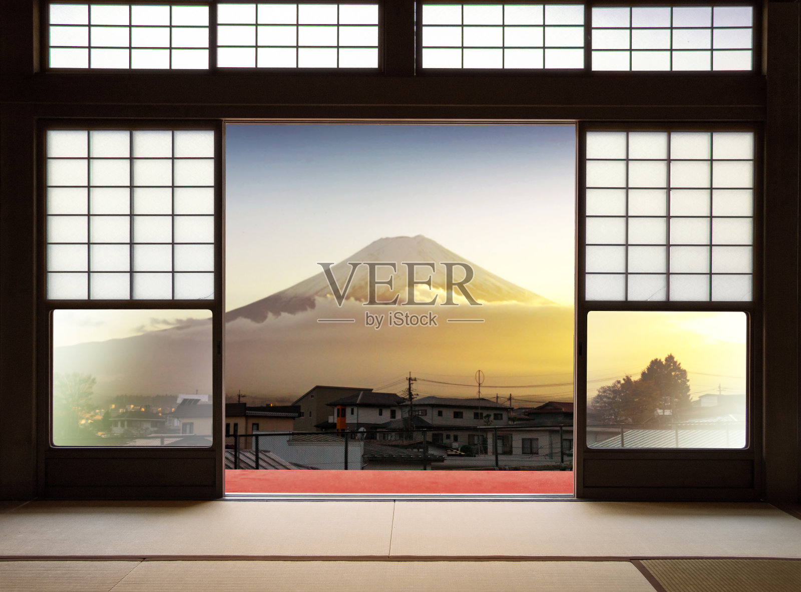 传统的日本室内房子和纸滑动门和榻榻米打开了一个美丽的富士山日落和日本房子在秋天的季节。Kawaguchiko,日本山梨县照片摄影图片