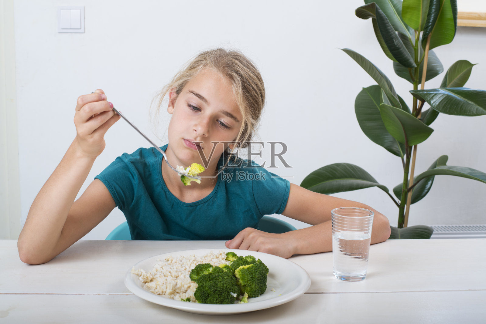 年轻的女孩不想吃蔬菜照片摄影图片