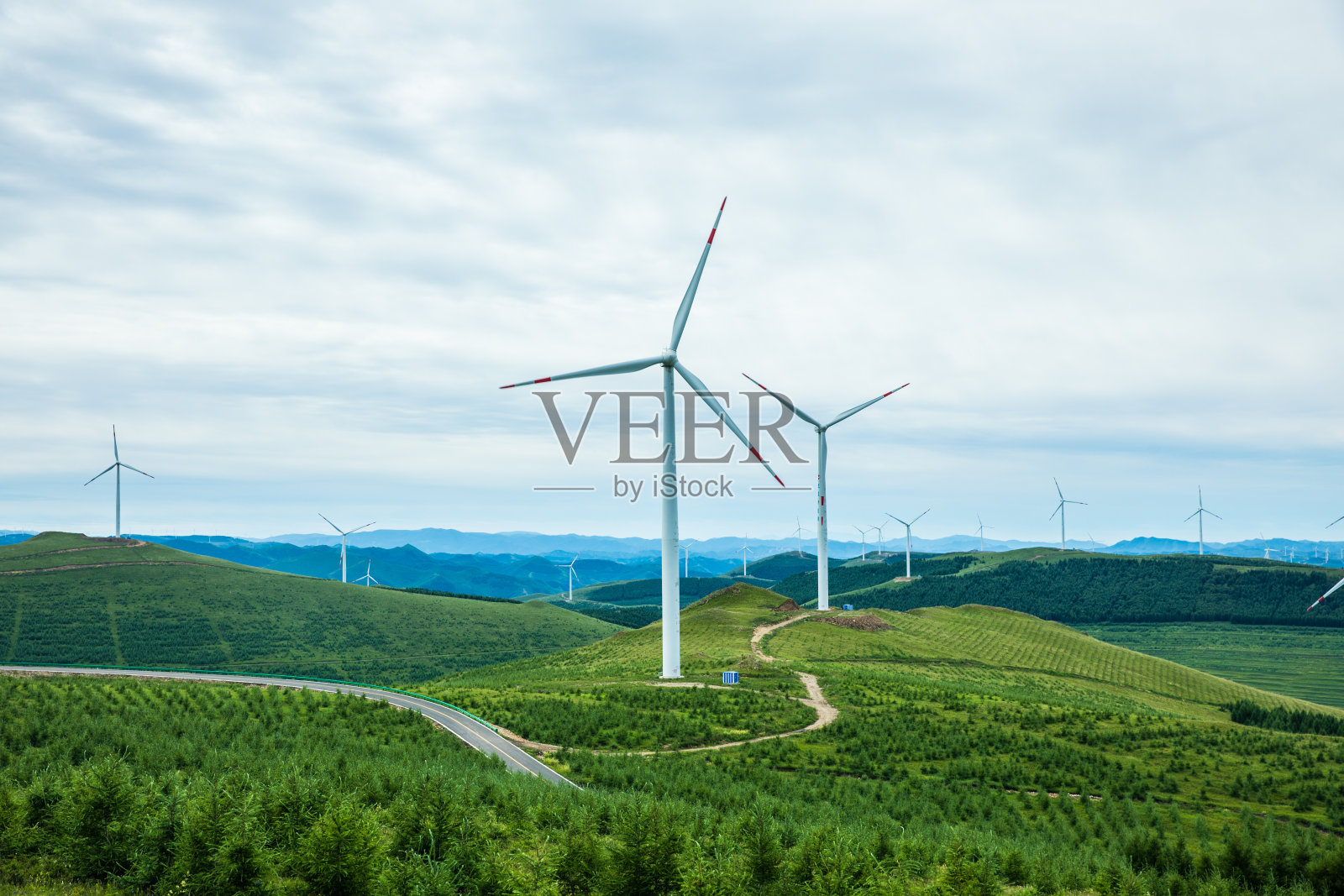 山区的风力涡轮机照片摄影图片