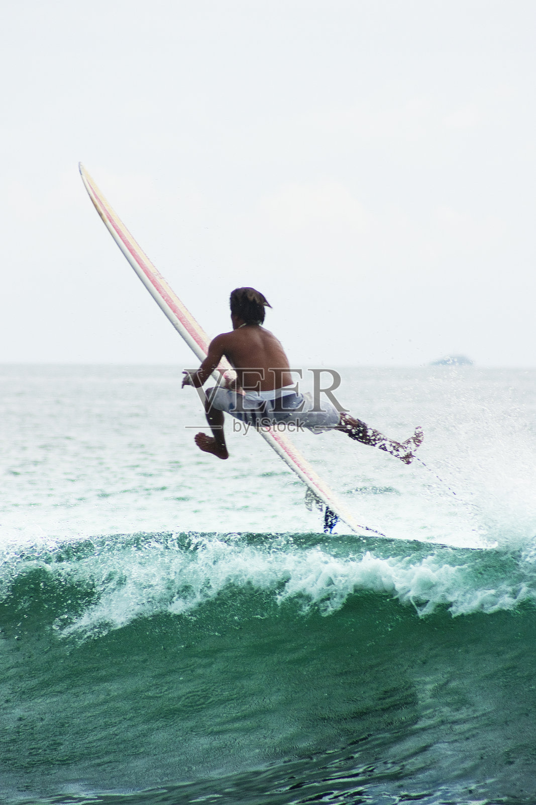 厄瓜多尔Montañita，一名肌肉健壮的男性冲浪者照片摄影图片