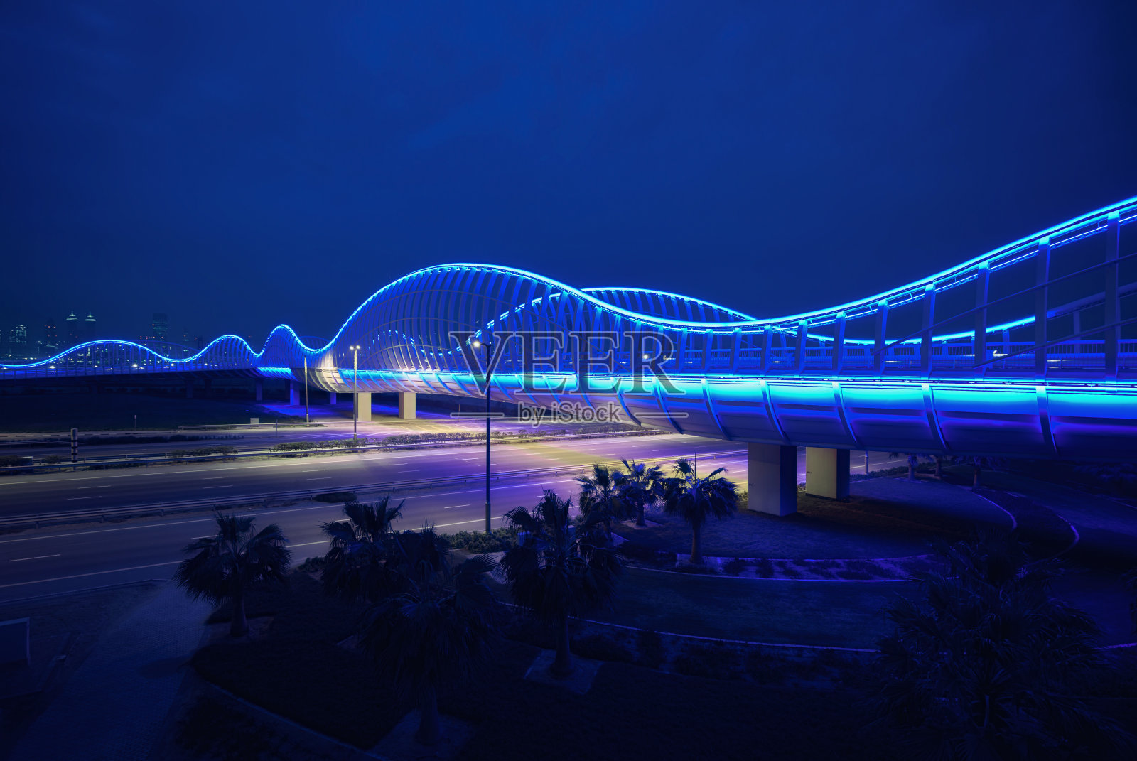 迪拜梅丹桥的夜晚，美丽的蓝色灯光照片摄影图片