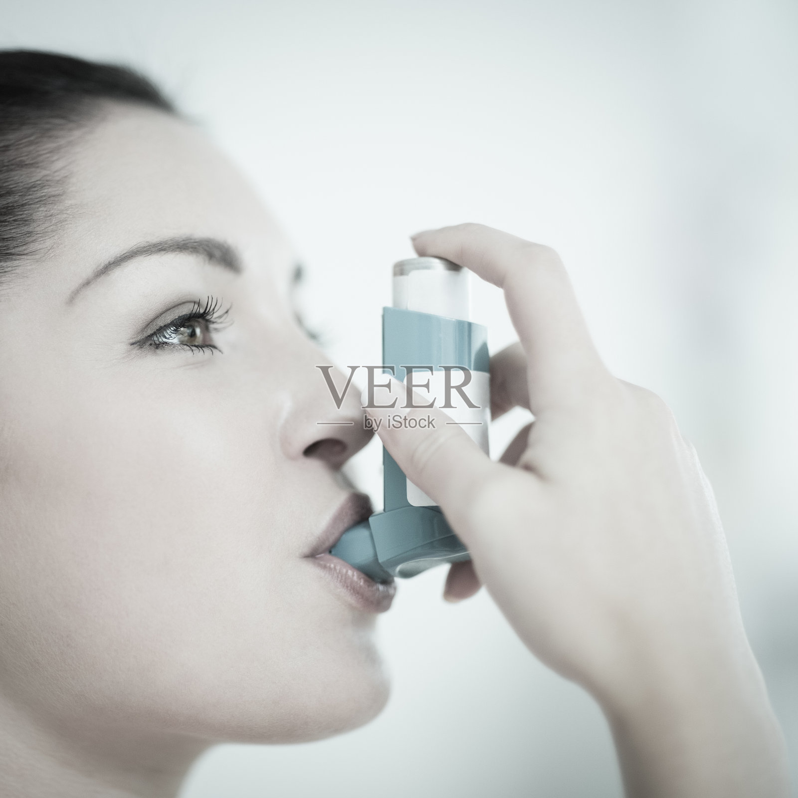 有哮喘的女人用吸入器照片摄影图片