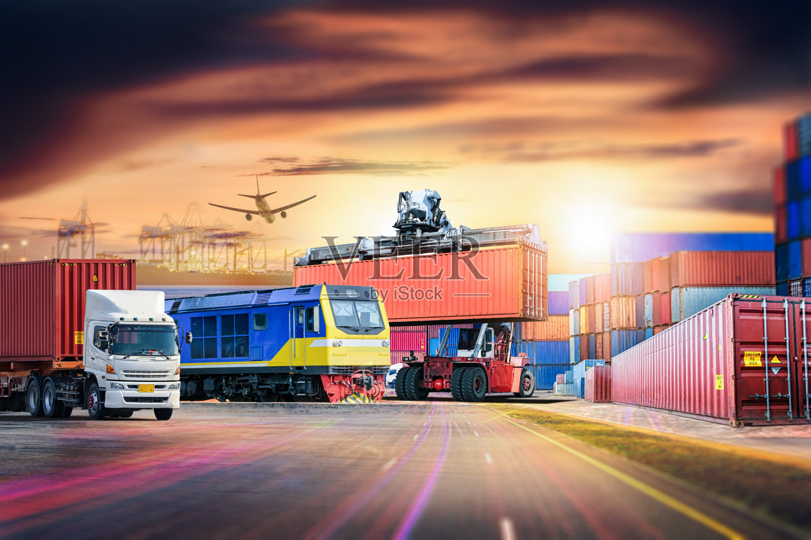 集装箱货轮、货运列车在港的进出口背景及运输行业照片摄影图片