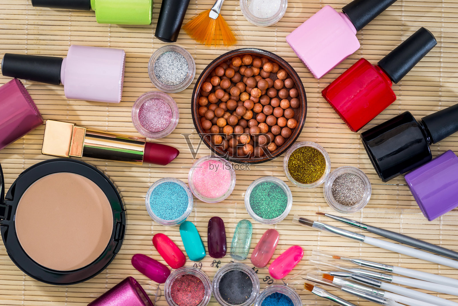 许多色彩缤纷的女性化妆工具，适合专业化妆照片摄影图片