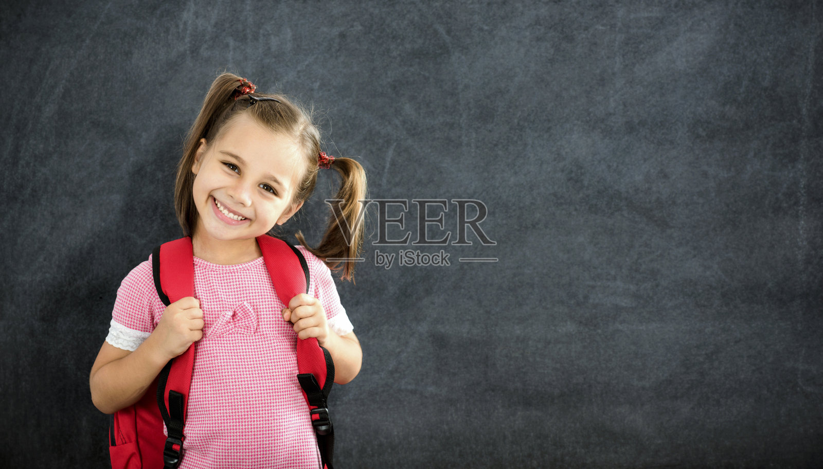 回到学校的概念，快乐的微笑女学生学习照片摄影图片