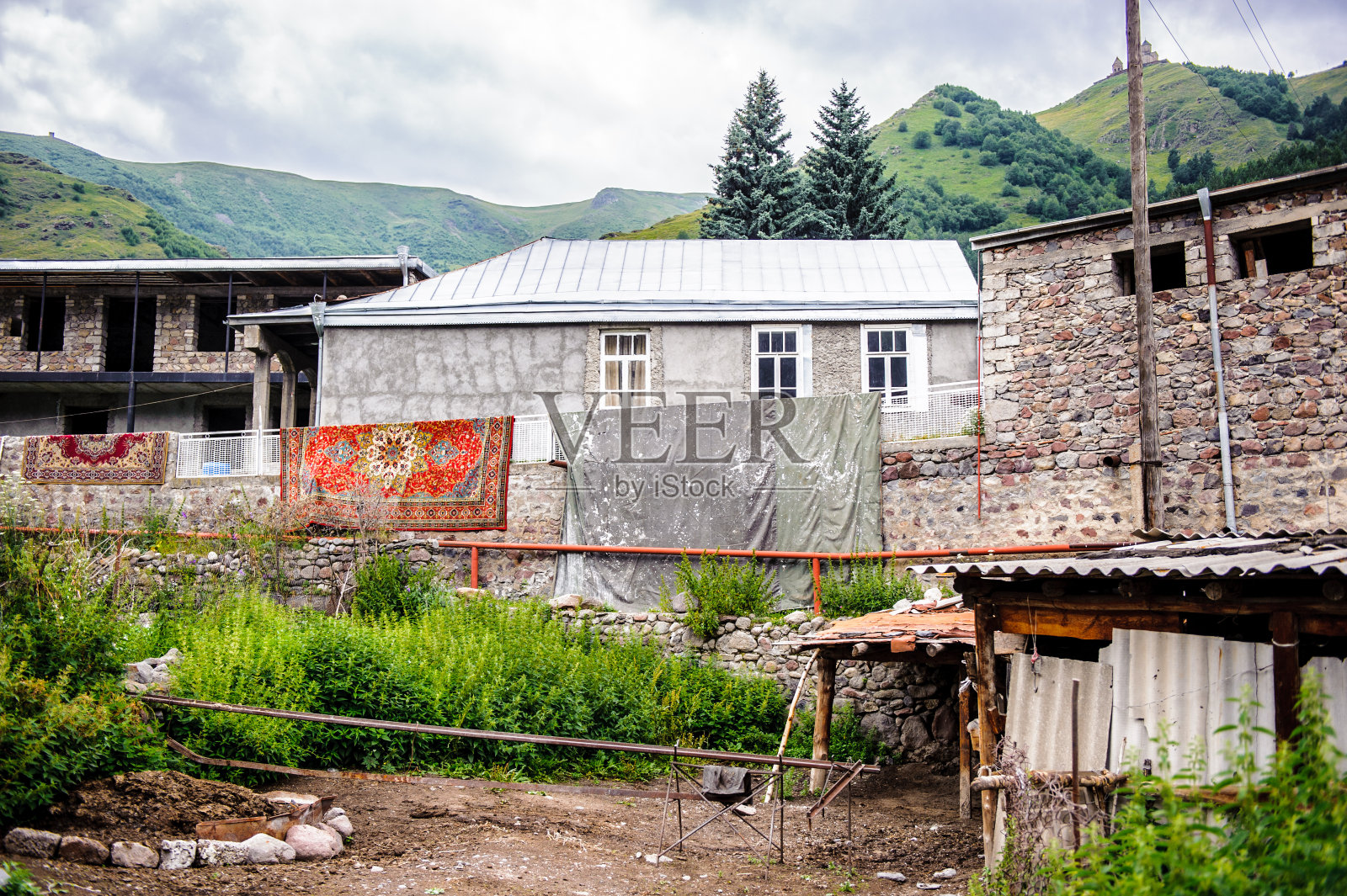 格鲁吉亚山区的古老村庄照片摄影图片