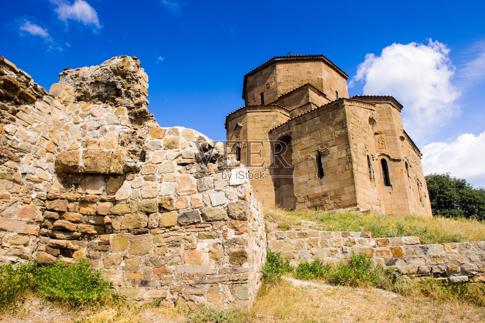 古老的Jvari修道院，6世纪格鲁吉亚东正教修道院，坐落在Mtskheta古城的山上(联合国教科文组织世界遗产)照片摄影图片