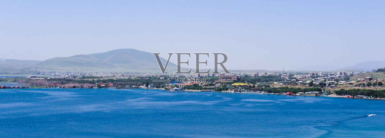塞万湖，亚美尼亚和高加索地区最大的湖。照片摄影图片