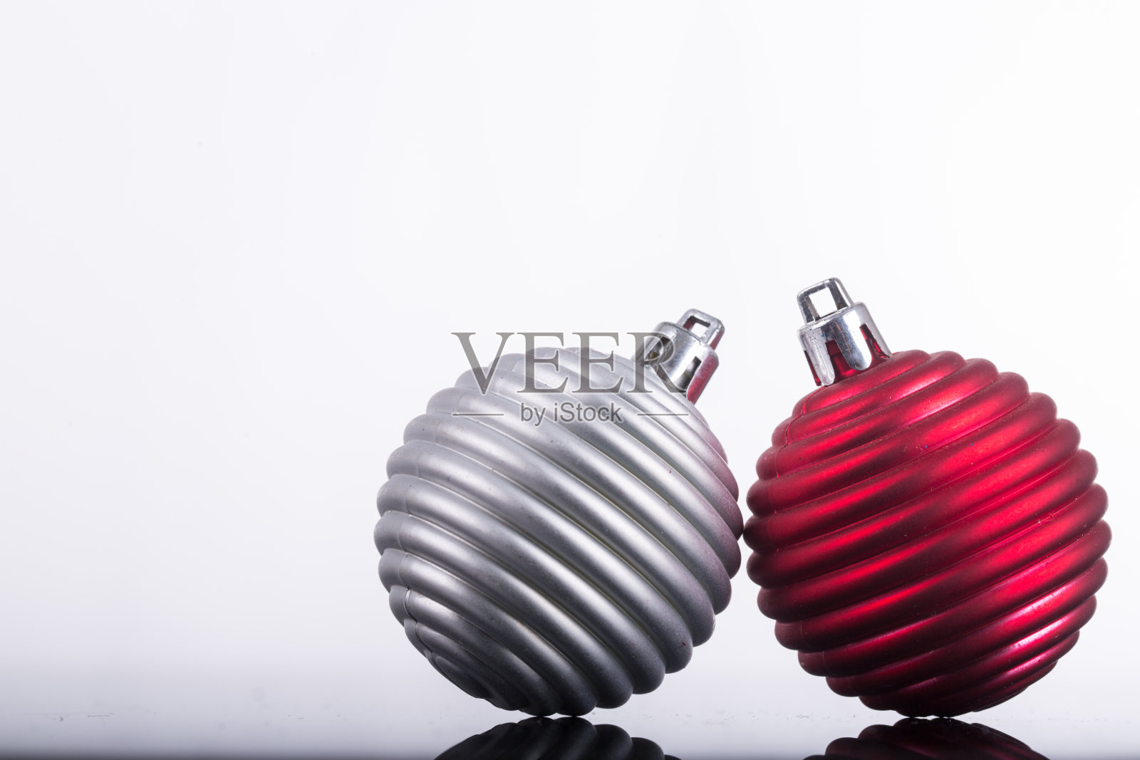 圣诞装饰球球红色和银色照片摄影图片