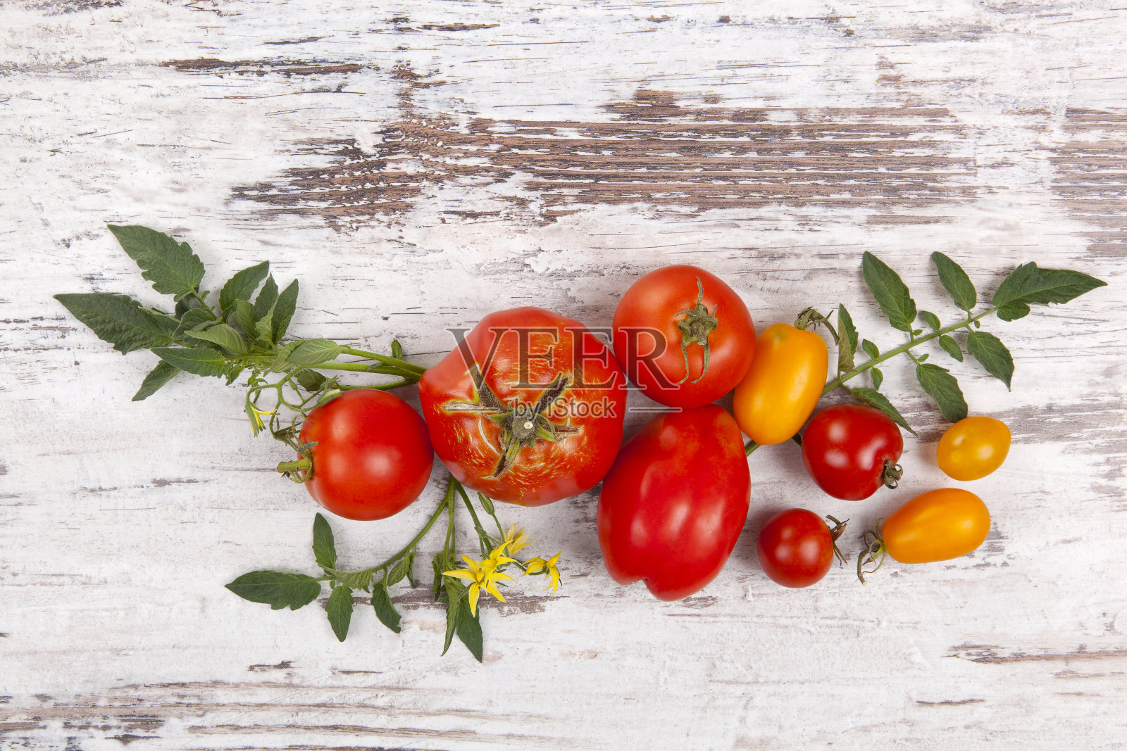新鲜的西红柿水果从上面木制的背景。照片摄影图片