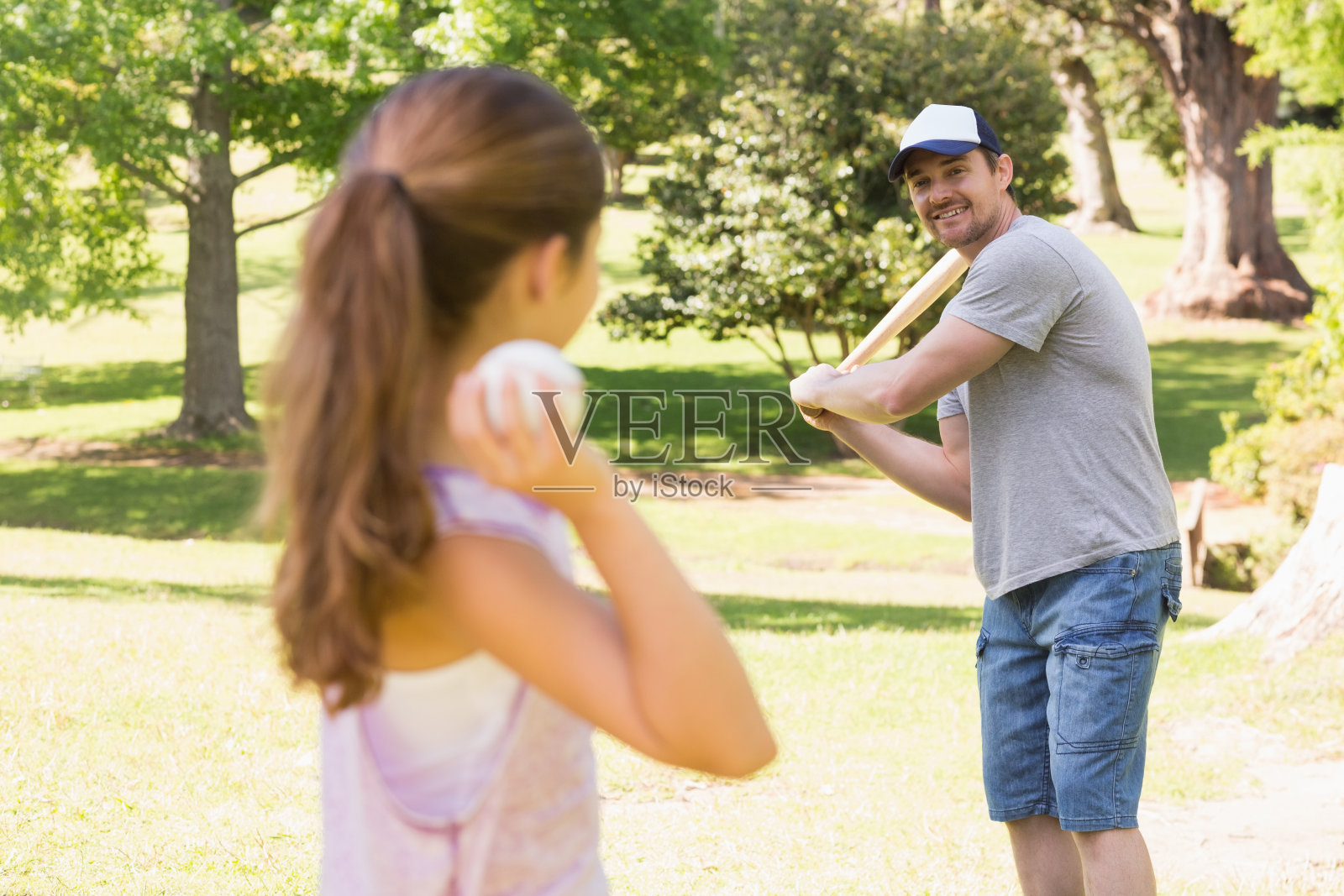 父亲和女儿在打棒球照片摄影图片
