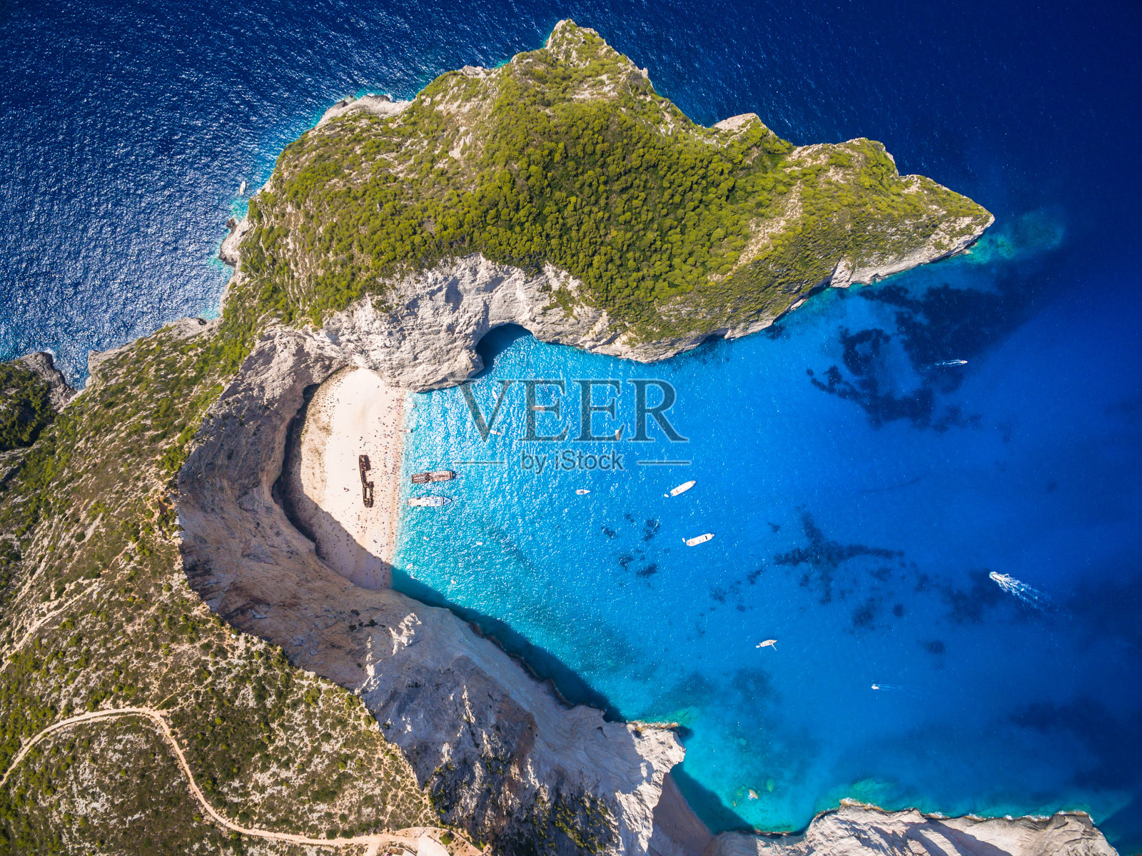 Navagio海滩海难鸟瞰图在Zakynthos(赞特)岛，在希腊照片摄影图片