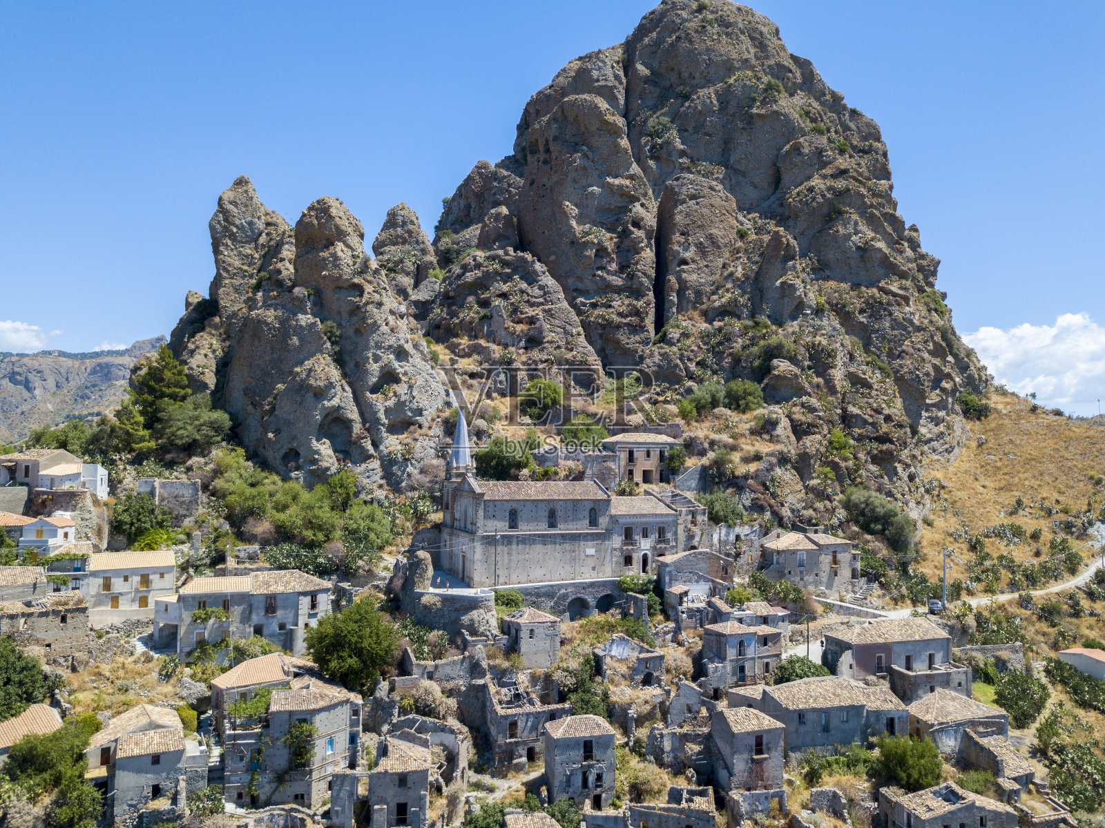 小村庄Pentedattilo的鸟瞰图，教堂和废弃村庄的废墟，希腊殖民山Calvario，照片摄影图片