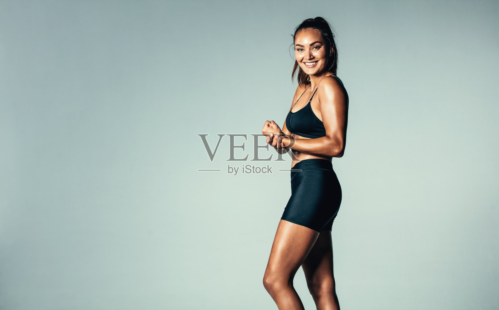 西班牙女性健身模型微笑照片摄影图片