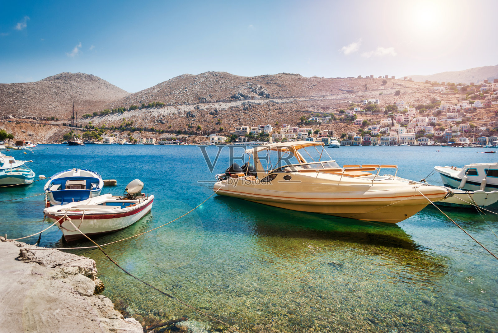 精彩的希腊。西米岛，碧绿的大海，港口里的游艇，岛上山坡上五颜六色的房子照片摄影图片