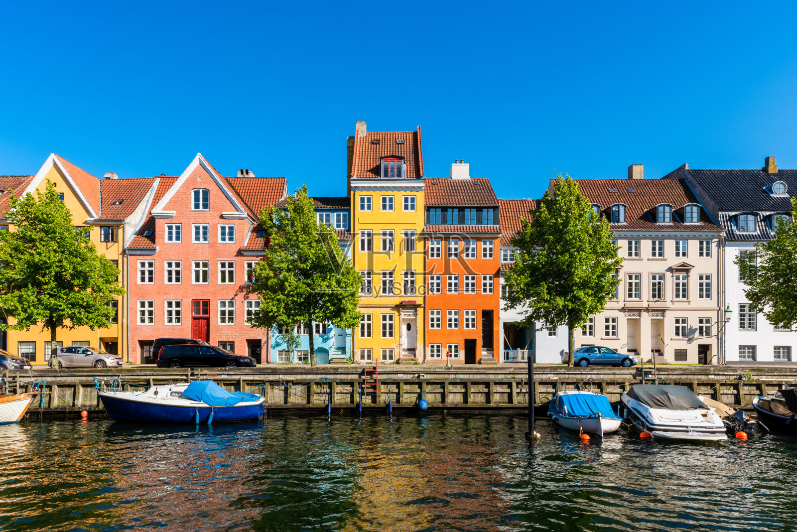 丹麦哥本哈根，沿着运河的五颜六色的房子照片摄影图片